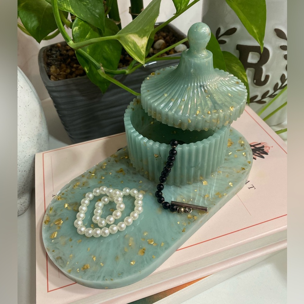 Trinket box, jewelry box w/ tray.